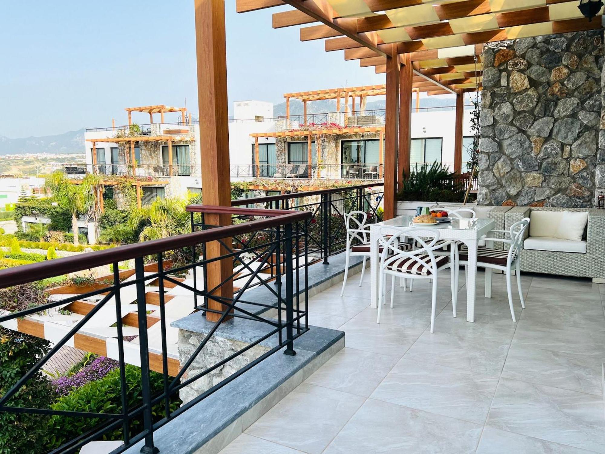 Luxurious Seafront Penthouse Leilighet Kerýnia Eksteriør bilde
