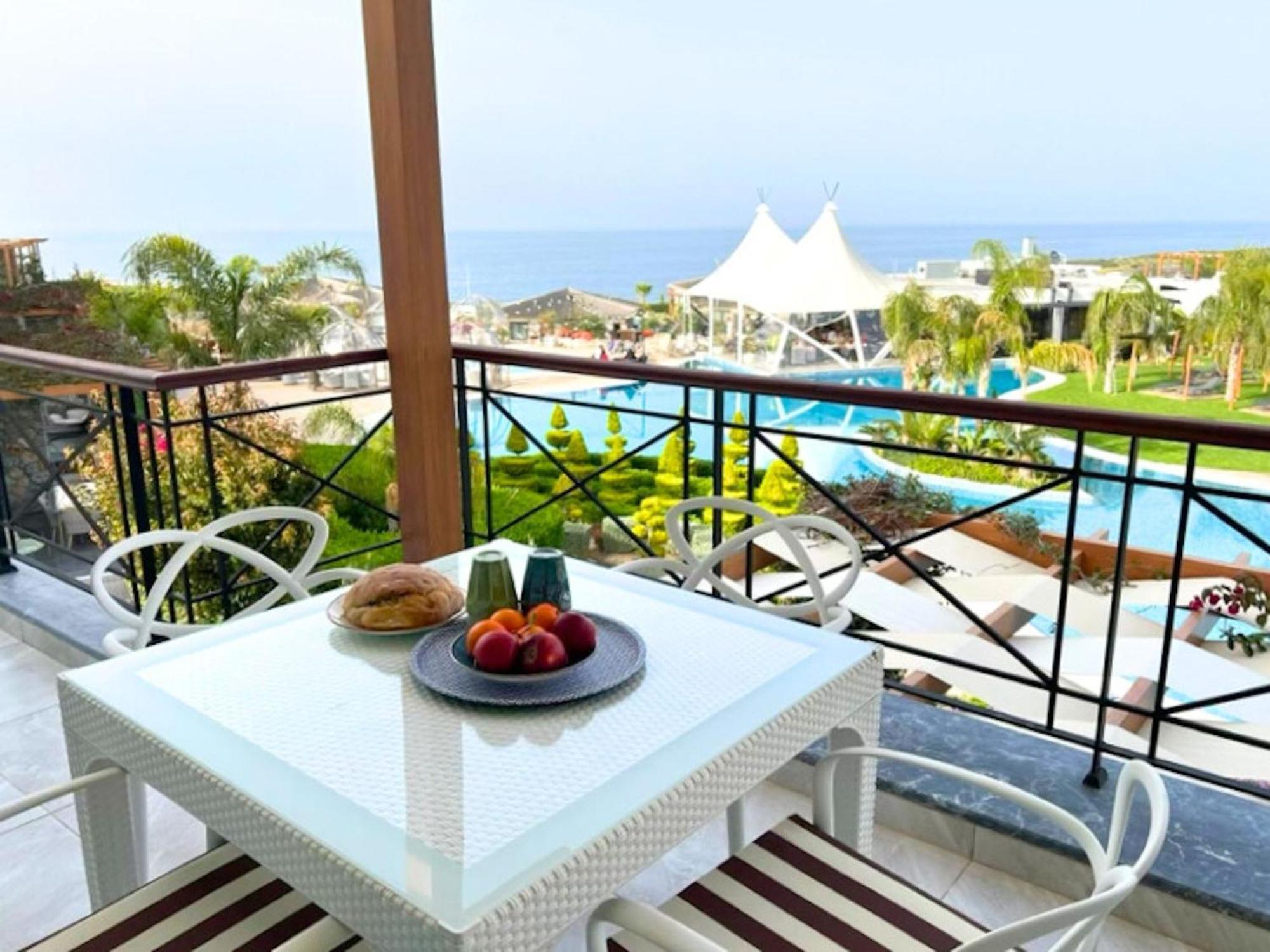 Luxurious Seafront Penthouse Leilighet Kerýnia Eksteriør bilde